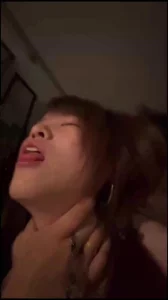 其实已经彻底沦为性奴骚母狗，被暴力打桩狠狠干穴，嫩逼操